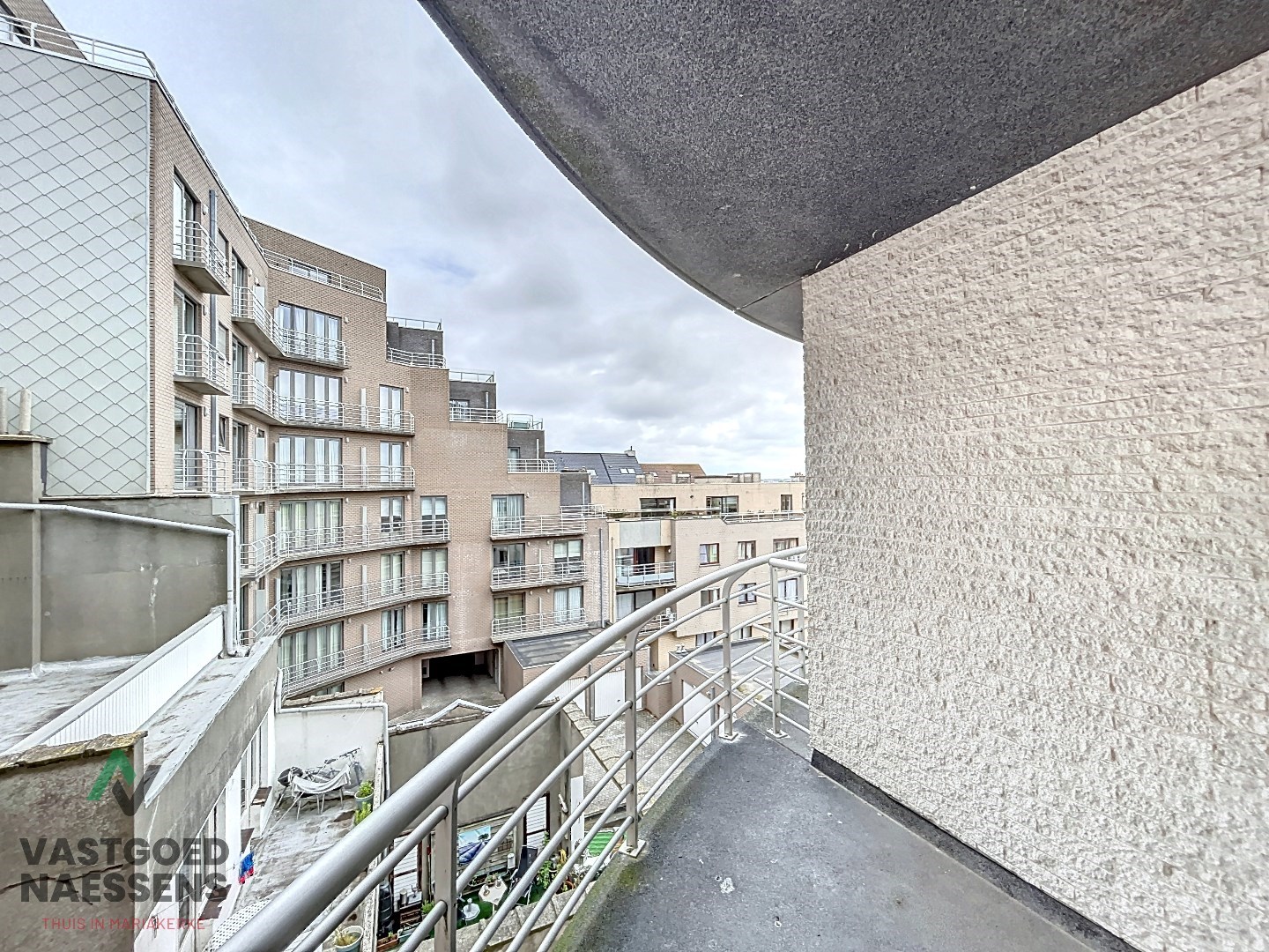 Appartement pr&#234;t &#224; emm&#233;nager avec 2 chambres et vue lat&#233;rale sur la mer. 