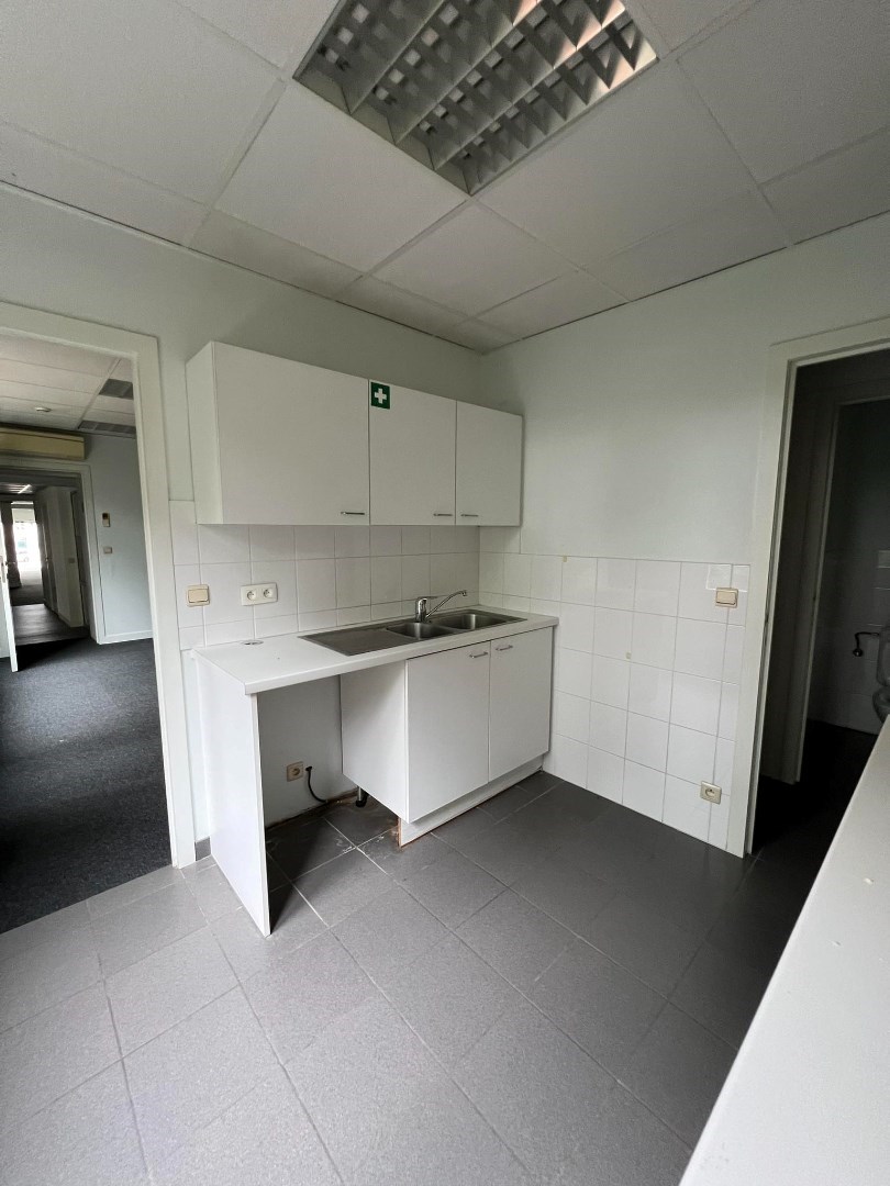 Ruim handelspand (+/- 400m&#178;) te huur gelegen op TOPLOCATIE in Geel! 