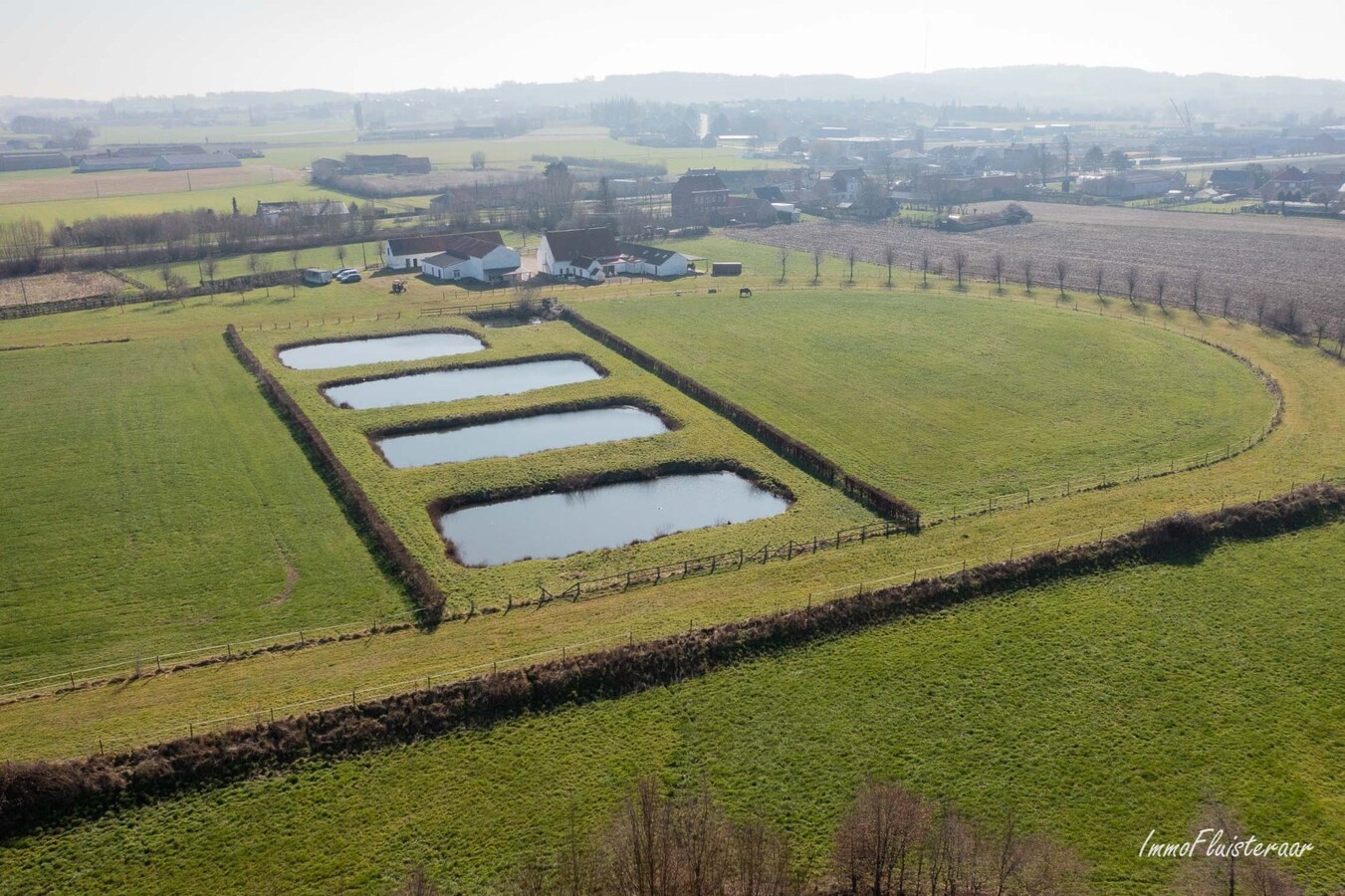 Idyllische en multifunctionele eigendom met stalling, bijgebouwen en renbaan op ca. 7ha 