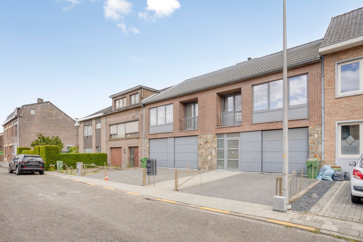 Opbrengsteigendom met 3 appartementen, garages en tuin 