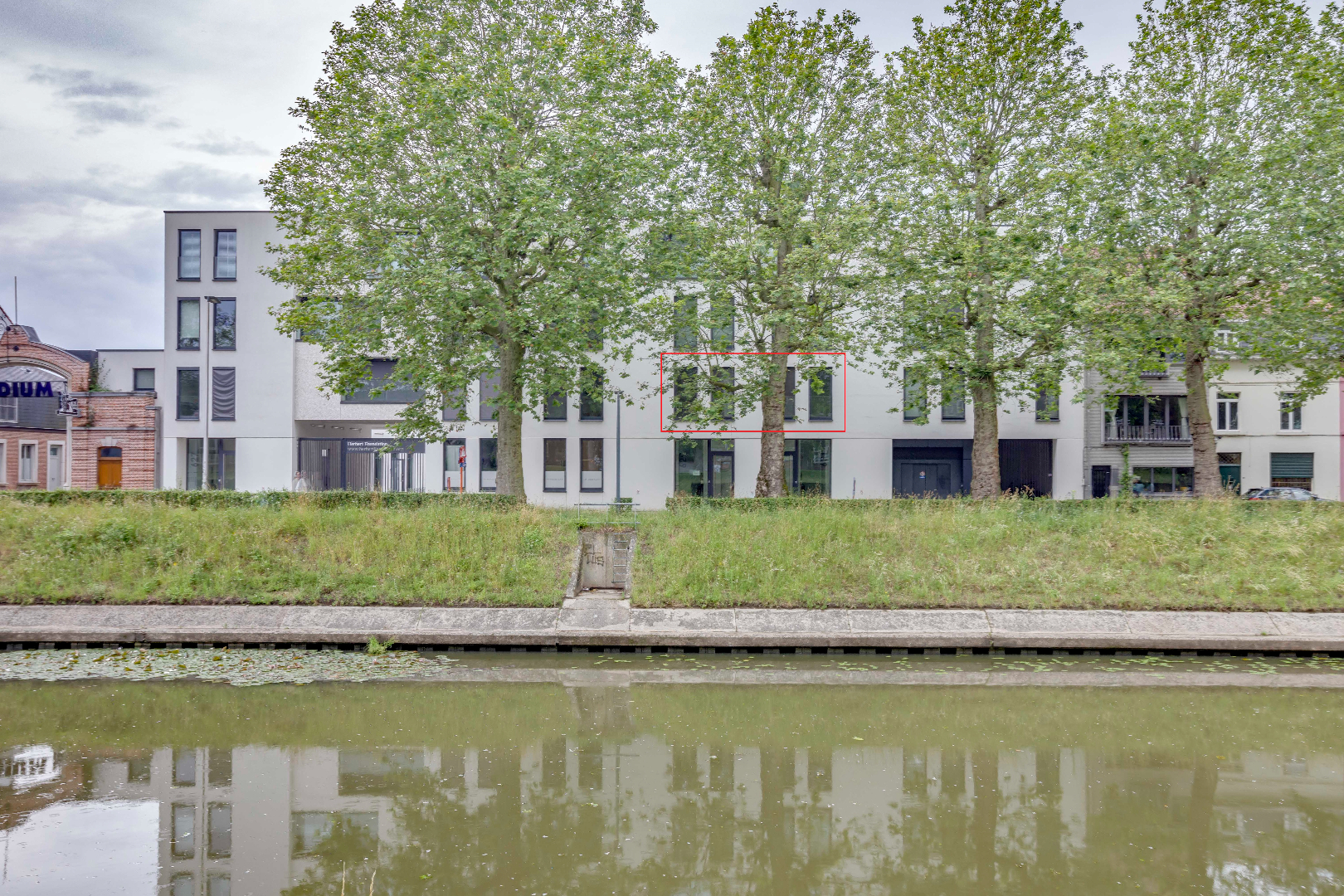 Uniek  2 -slaapkamerappartement met zicht op het water van de Coupure. 