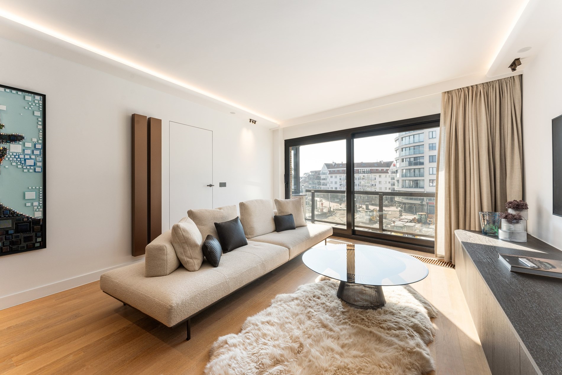 Appartement de luxe avec terrasse ensoleill&#233;e et vue sur la mer situ&#233; sur la place Albert &#224; Knokke. 