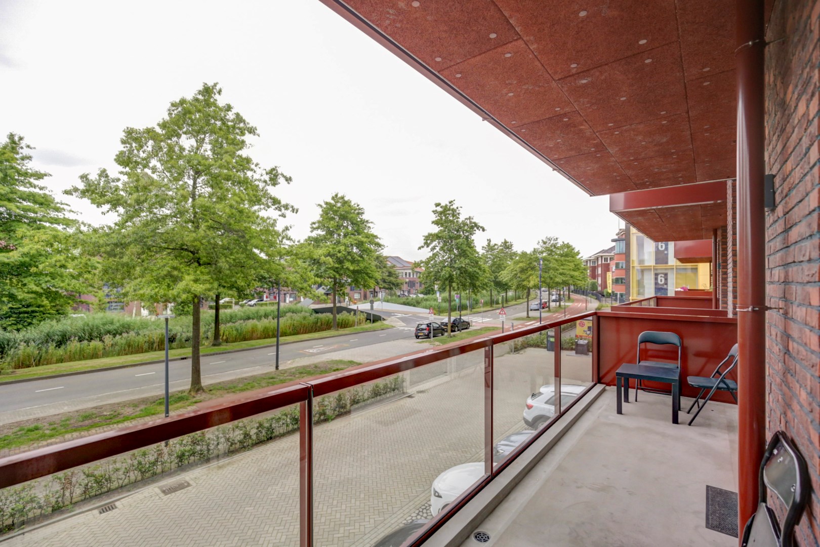 Zo te betrekken recent opgeleverde luxe 3-kamer appartement, welke gelegen is op de eerste verdieping met eigen parkeerplaats in parkeergarage! 