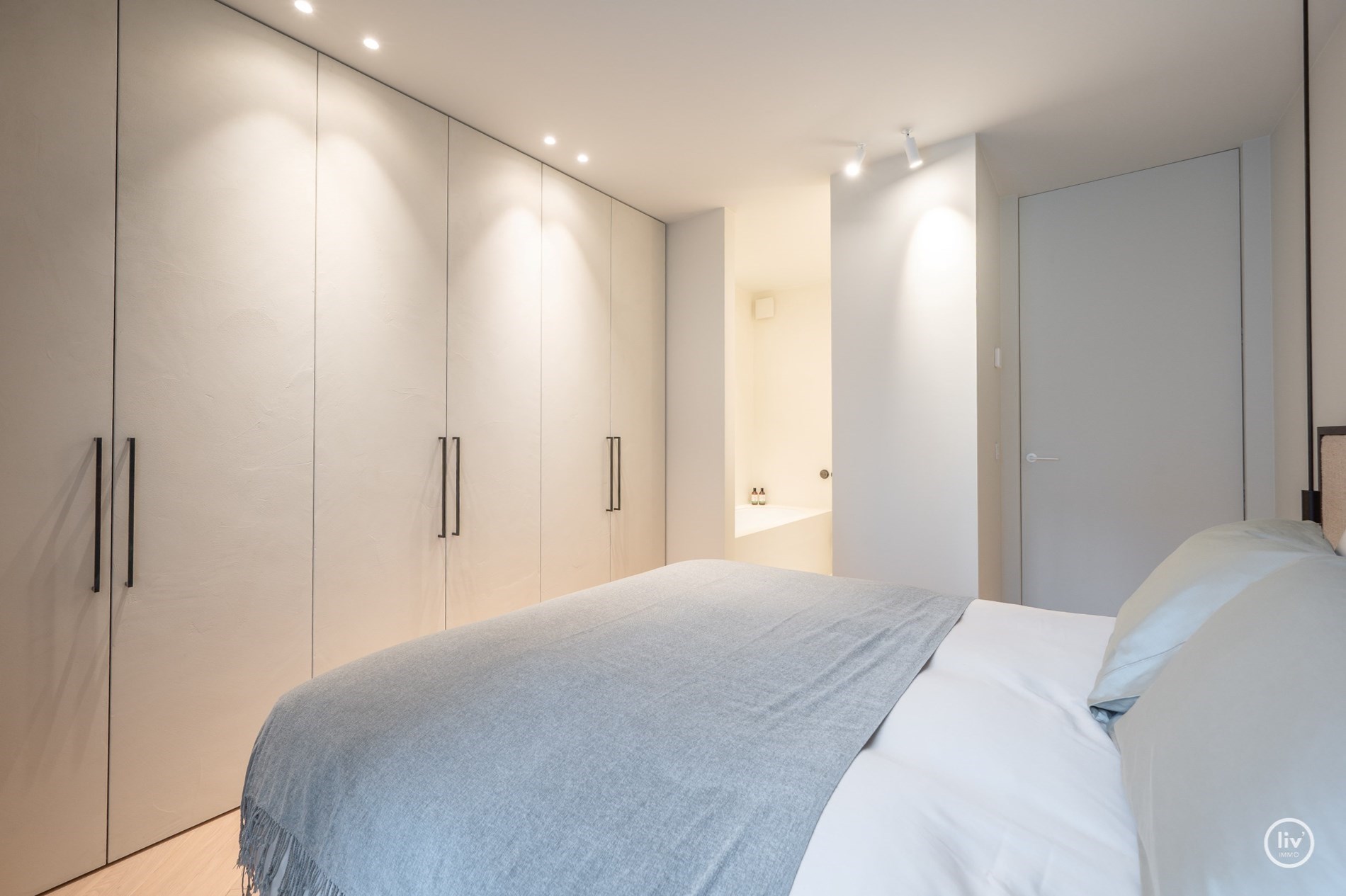 OPENDEURDAG vrijdag 11 juli 2025 van 16:15 tot 18:00 in de Van Bunnenlaan 32, 8300 Knokke-Heist. Magnifiek gerenoveerd appartement van 150 m&#178; met open zicht op de Heilighart kerk – Dumortierlaan, Knok 