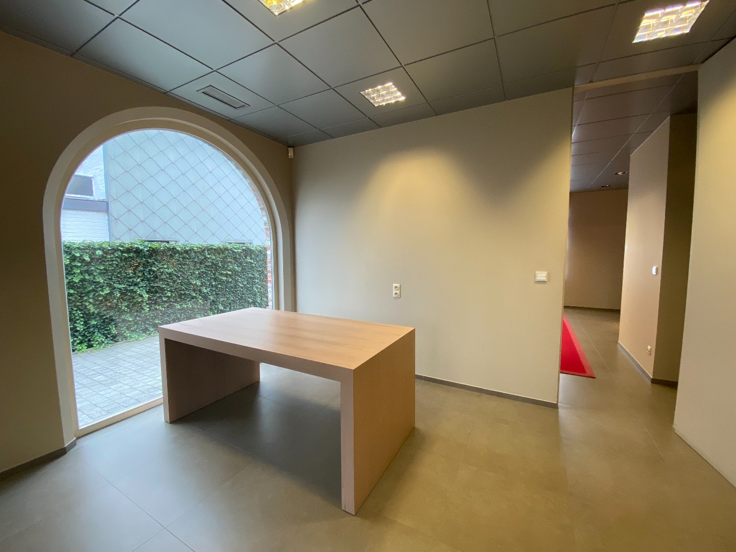 Stijlvol gelijkvloers handelspand van ca 150 m&#178; op zeer commerci&#235;le ligging! 