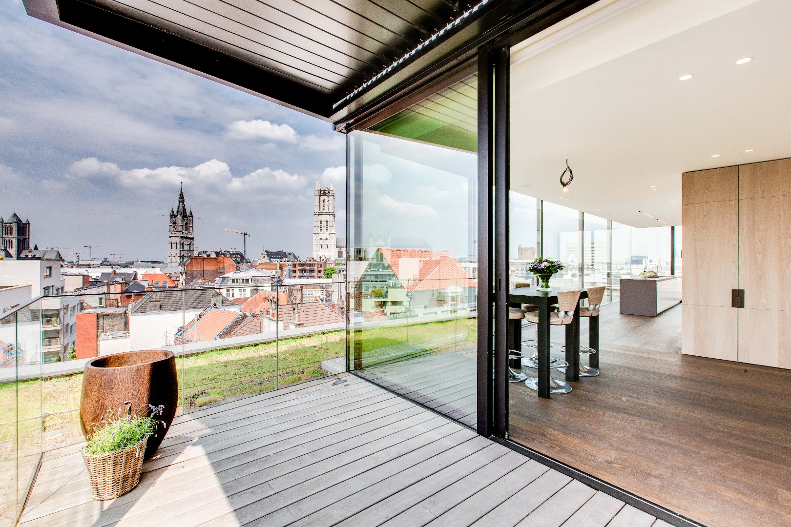 Unieke en lichtrijke penthouse ( Skybox)  met zicht op de 3 torens  nabij de Kouter 