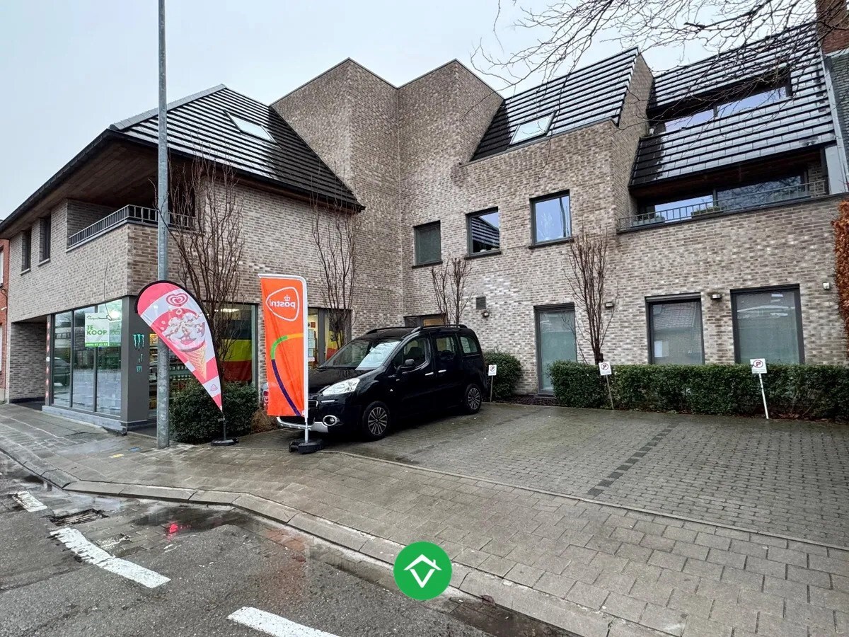 Centraal gelegen handelsruimte met 3 autostandplaatsen te Izegem 