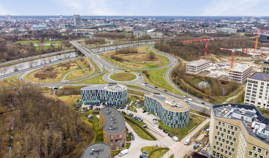 Kantoren met dienstverlening in Planet Business Center aan The Loop in Gent