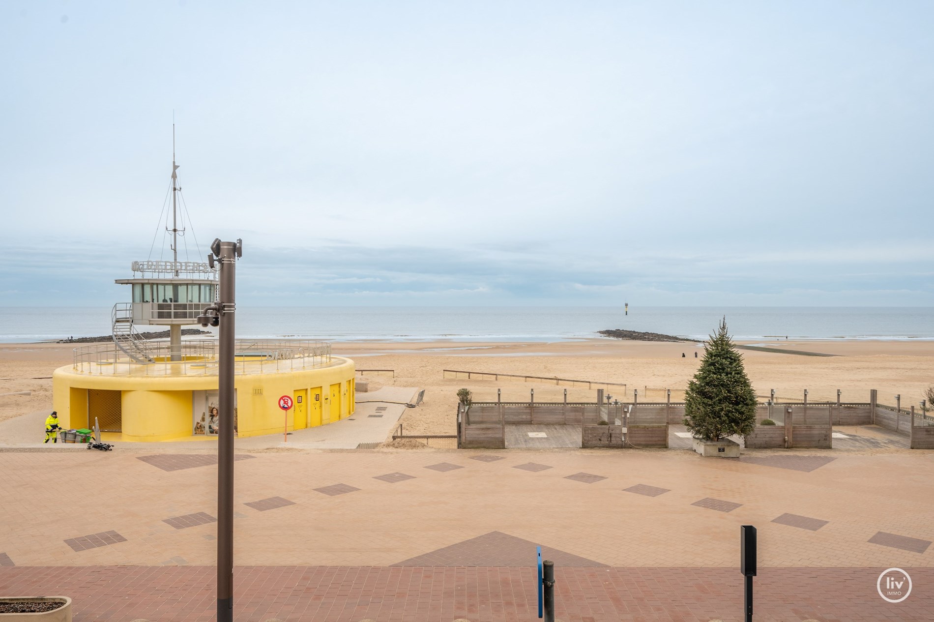 Magnifiek HOEKappartement met FRONTAAL zeezicht en westgericht terras gelegen aan het Lichttorenplein te Knokke. 