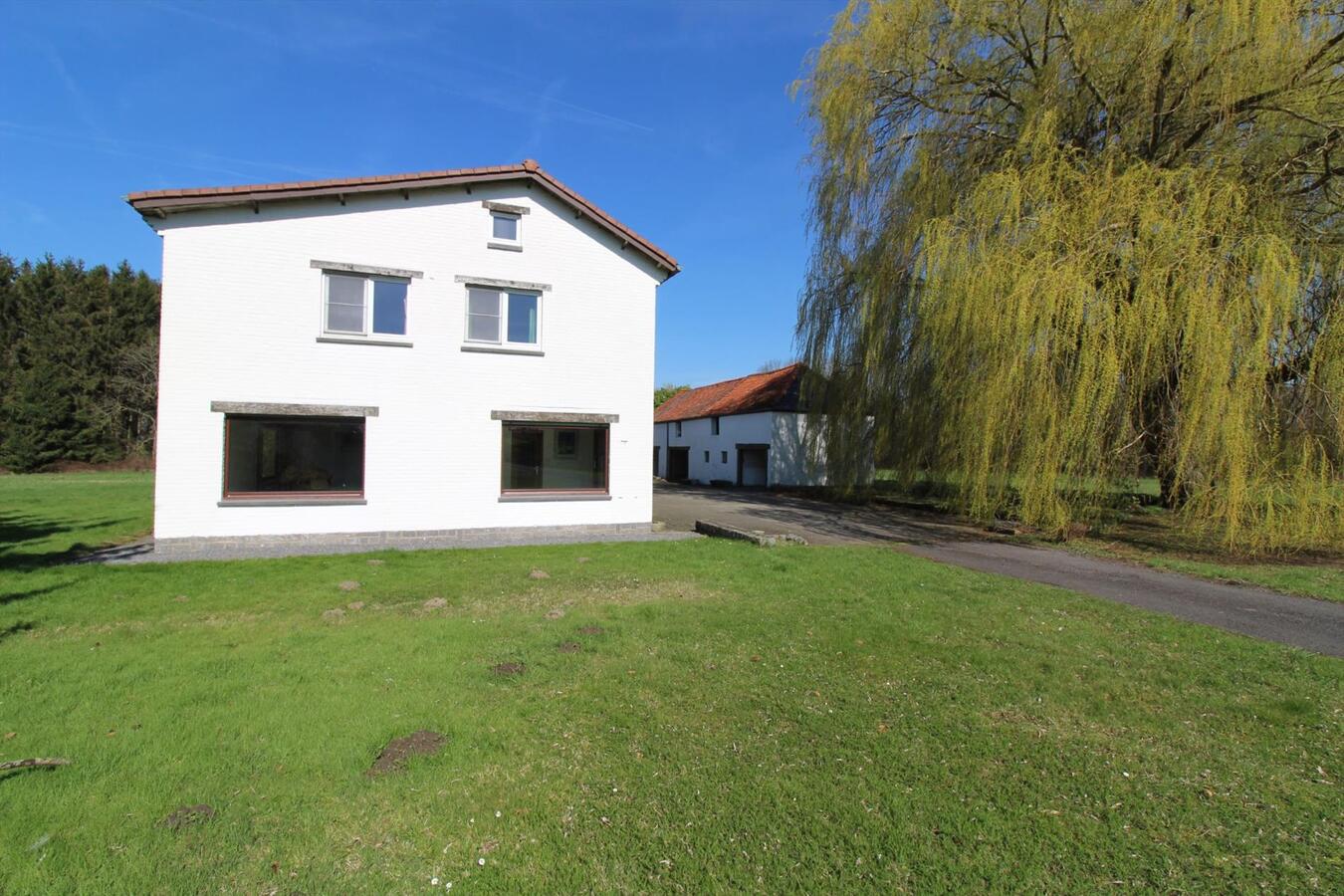 EN OPTION - Maison &#224; r&#233;nover dans un cadre rural avec annexes et prairies sur environ 6.7ha &#224; Nivelles (Brabant Wallon) 