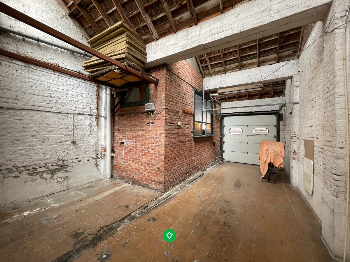 Woning met 3 slaapkamers, zeer grote werkplaats/garage/loods en tuin te Roeselare 