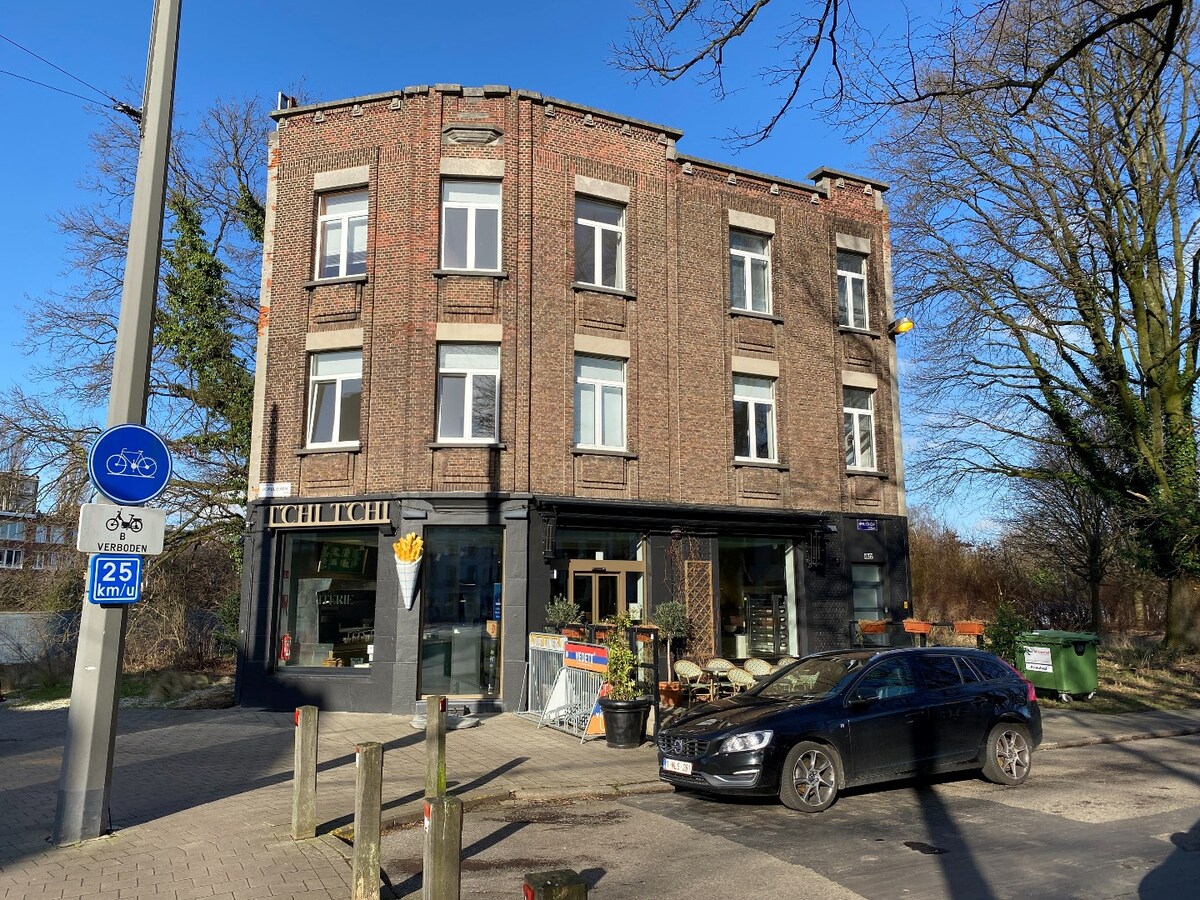 Opbrengsteigendom met handelsgelijkvloers + 2 appartementen B &amp;B-accomodatie te Antwerpen met uitstekend rendement. 