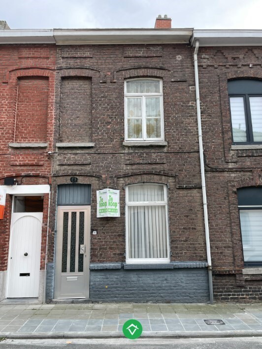 Gezellige rijwoning met 3 slaapkamers en koer te centrum Menen 