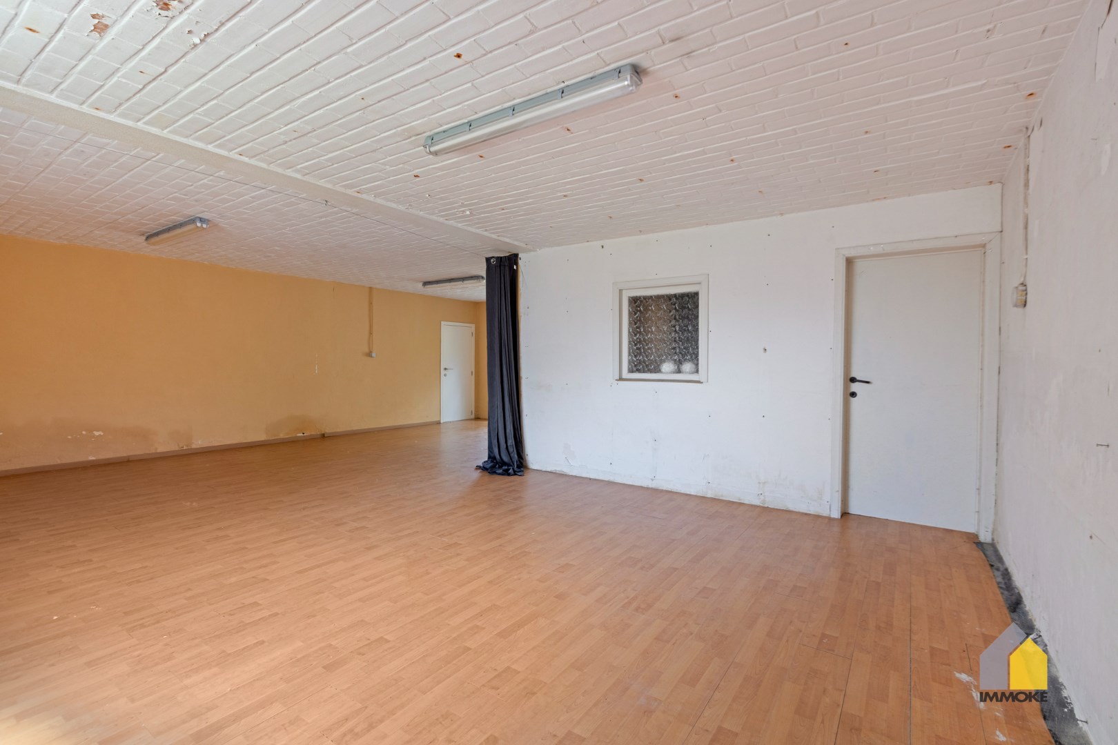 Halfvrijstaande woning met 3 slpks en grote polyvalente ruimte op perceel van 5 a 25 ca. 