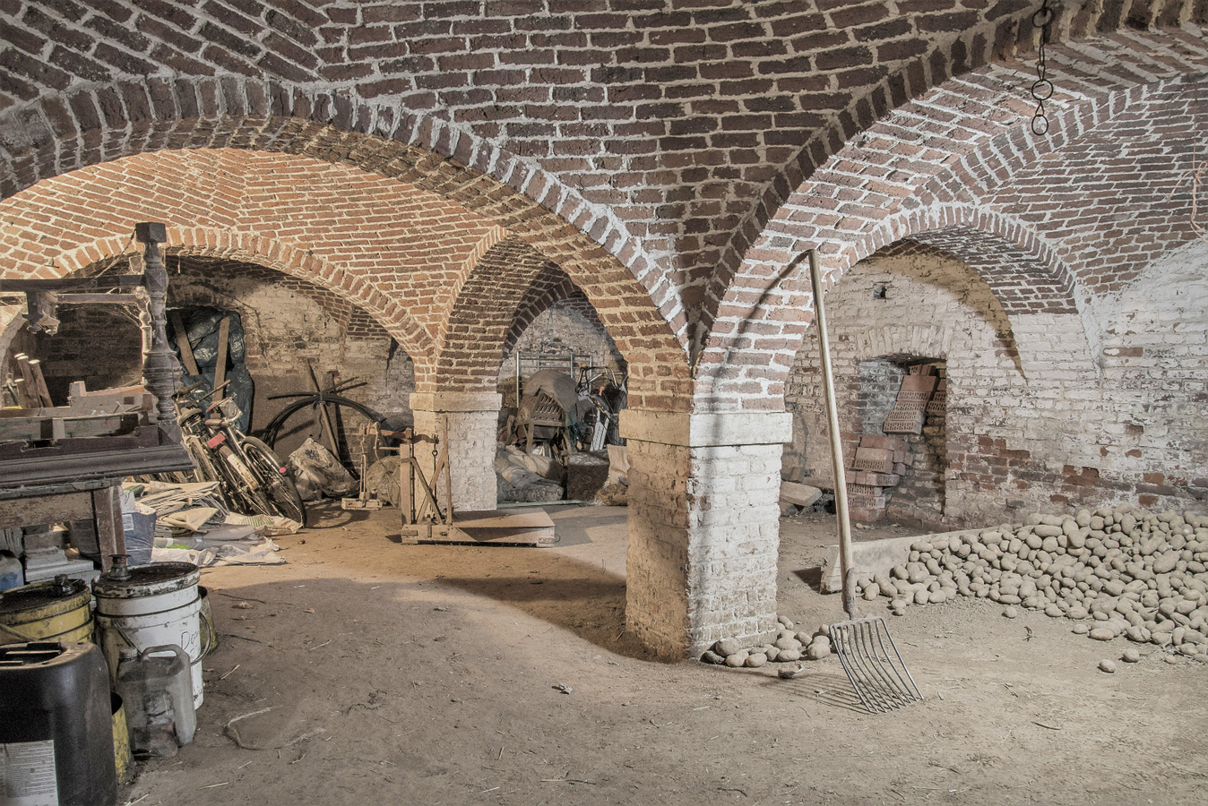 Te renoveren historische vierkantshoeve met woning, stallen, schuur en grond op ca. 30a te Tienen (Hakendover; Vlaams-Brabant) 