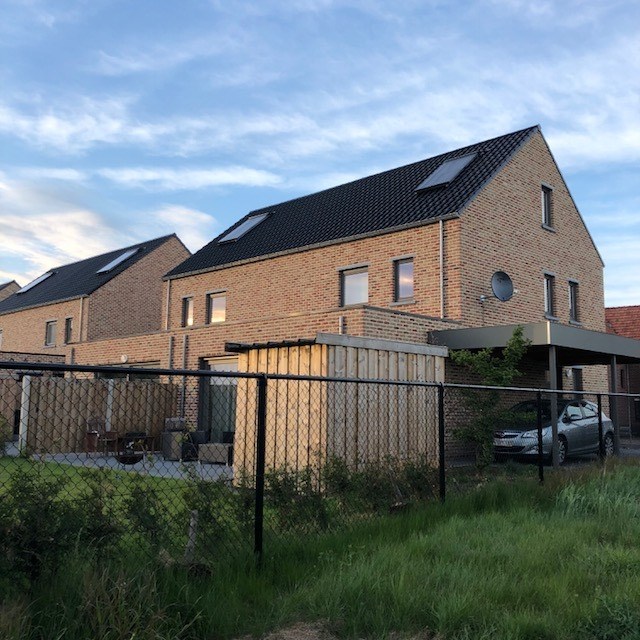 Halfvrijstaande nieuwbouwwoning met drie slaapkamers en carport 