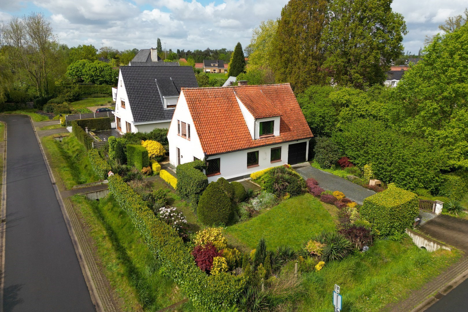 Charmant renovatieproject op een mooi groen hoekperceel in het geliefde Baarle! 