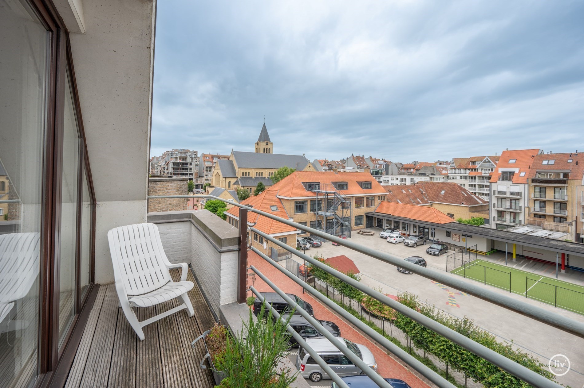 OPENDEURDAG 26/10 tussen 14 u en 16 u : Lichtrijk zuidgerichte duplex met 3 slaapkamers en een open zicht op enkele meters van het strand en de winkelstraten. 