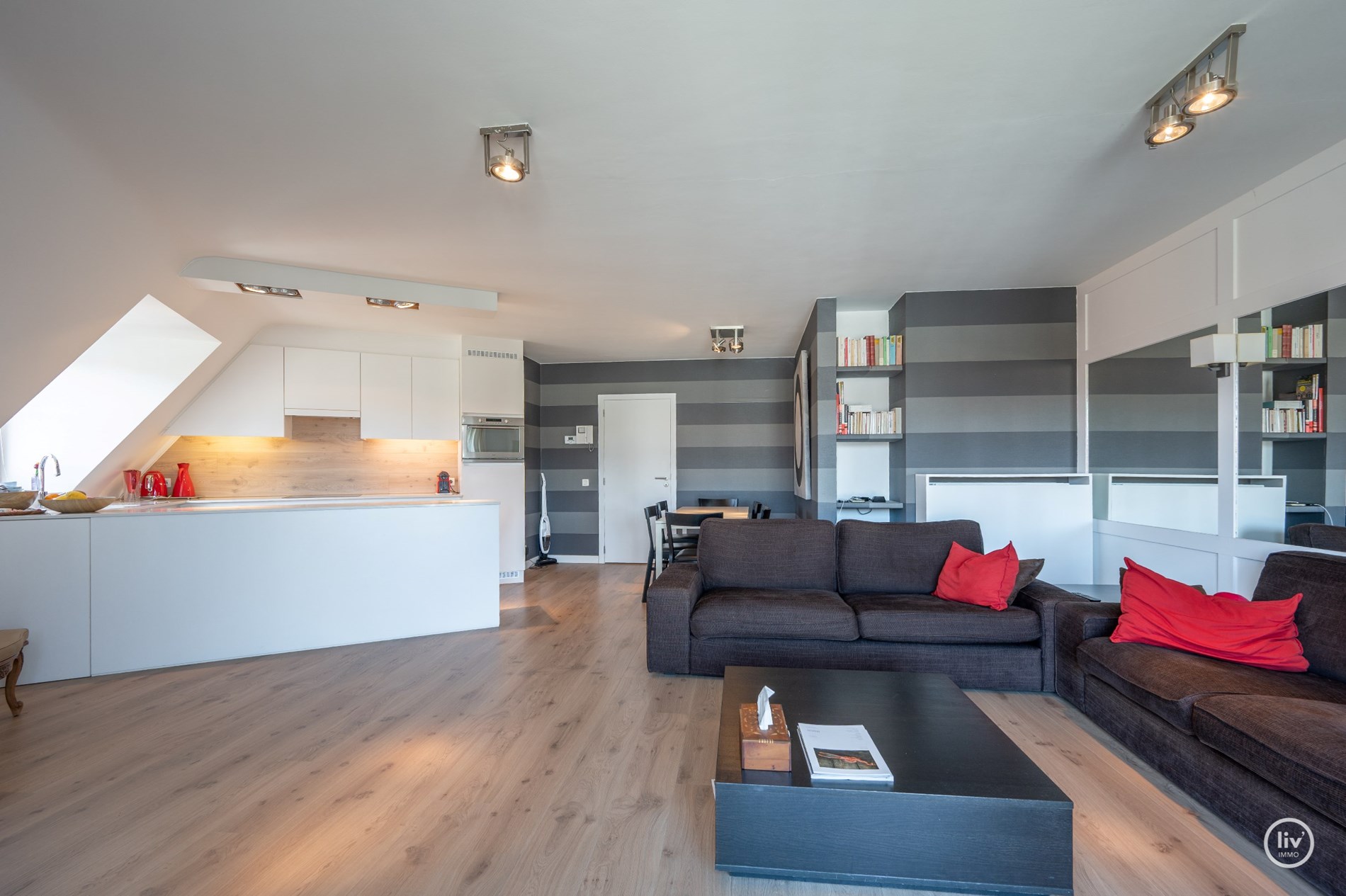 Volledig instapklaar 3-kamer appartement op wandelafstand van de Zeedijk-Duinbergen met mogelijkheid tot aankoop van een inpandige garagebox! 