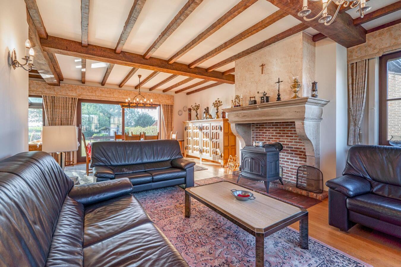 Grote woning met 6 slaapkamers en atelier op 2645 m&#178; te Koekelare 
