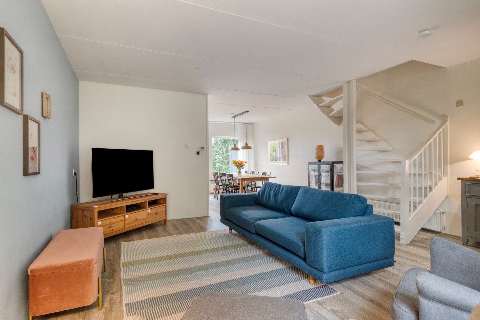 Keurige 5-kamer tussenwoning met fraaie keuken en badkamer, ruime achtertuin en gelegen op eigen grond! 