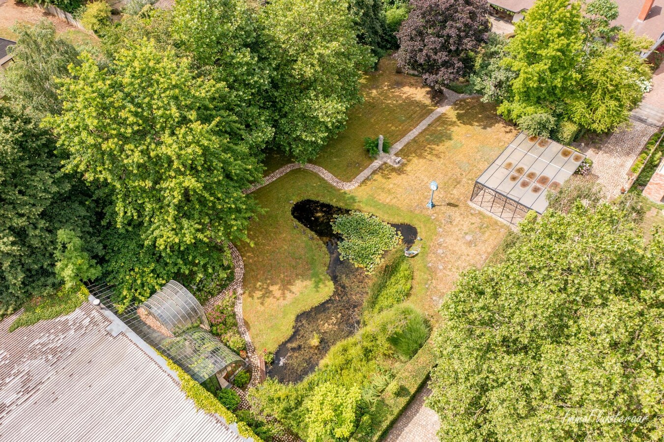 Ruime laagbouwwoning met magazijn, sierserre, aanhorigheden en stallen op ca. 75a te Messelbroek (Scherpenheuvel-Zichem; Vlaams-Brabant) 