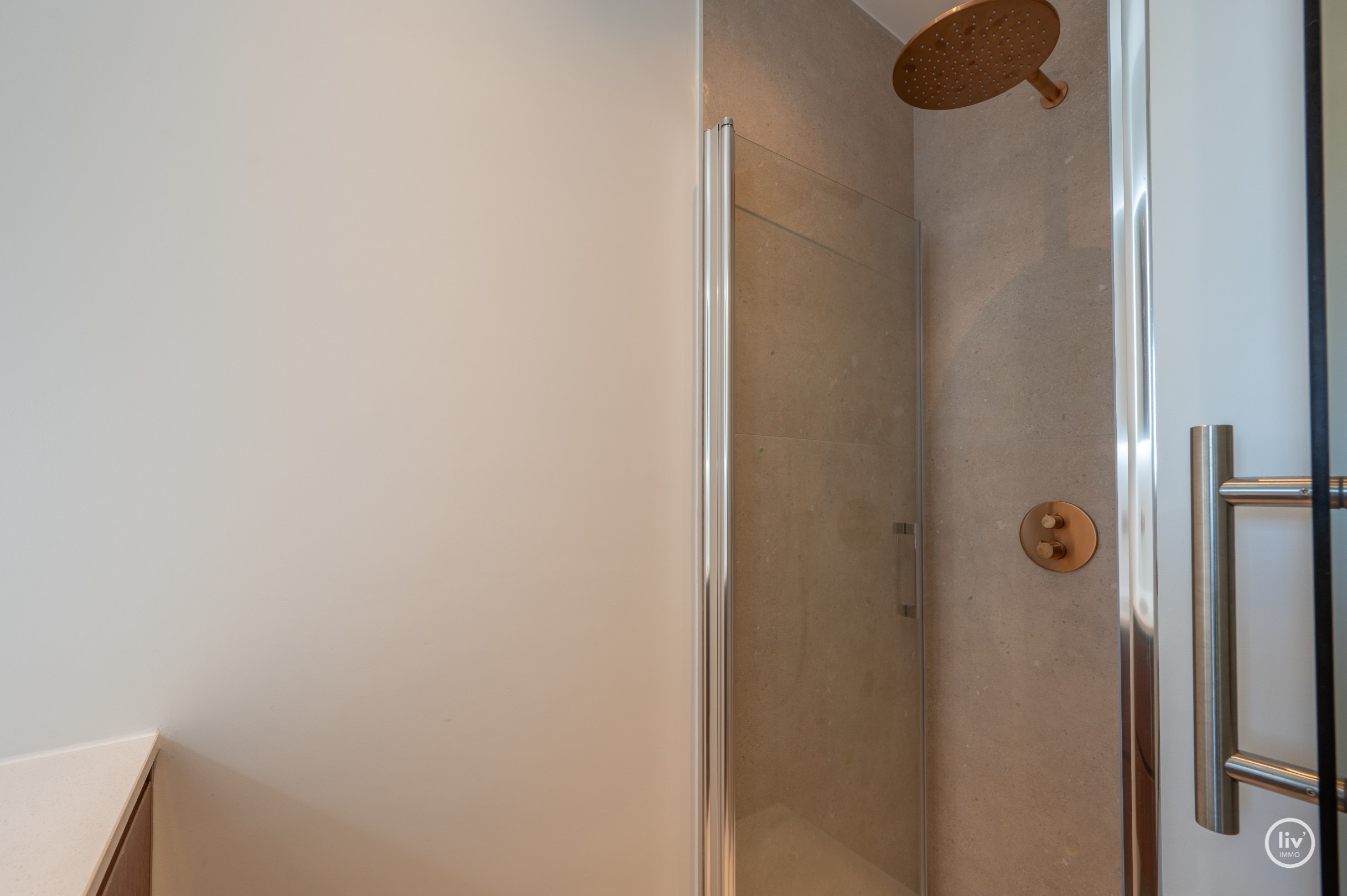 Gerenoveerd, lichtrijk appartement met 3 slaapkamers voorzien van alle luxe, gelegen op de Lippenslaan te Knokke. 