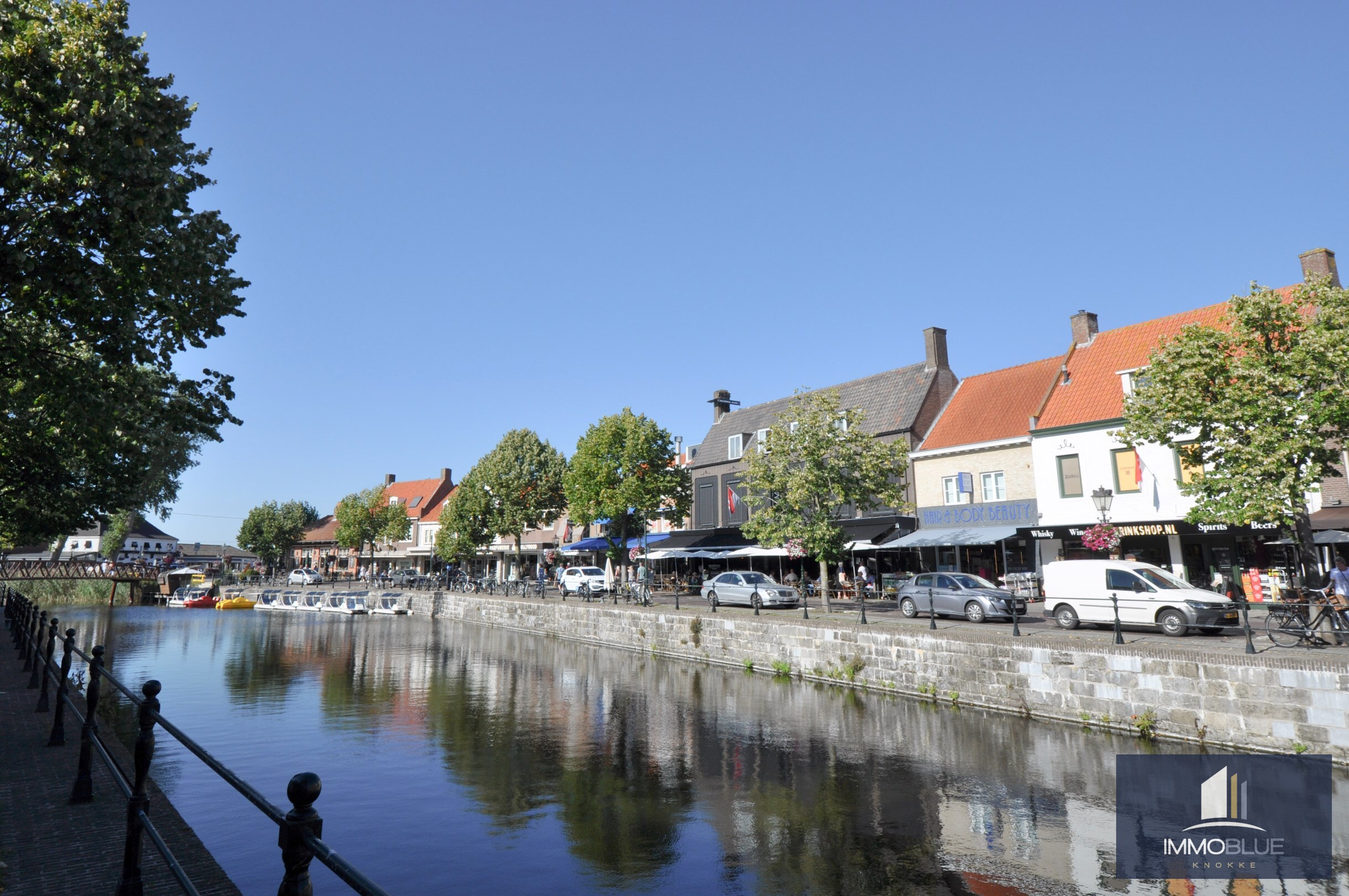 Uniek eigendom: Prachtige woning/handelszaak gelegen op een absolute toplocatie in het centrum van Sluis aan de Damse Vaart. 