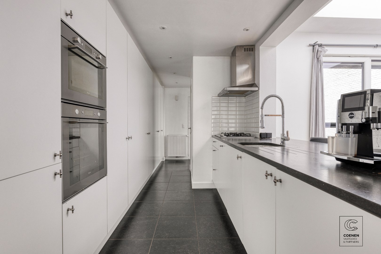 Prachtige woning van 200 m&#178; met vier slaapkamers op een uitstekende locatie te Schoten! 