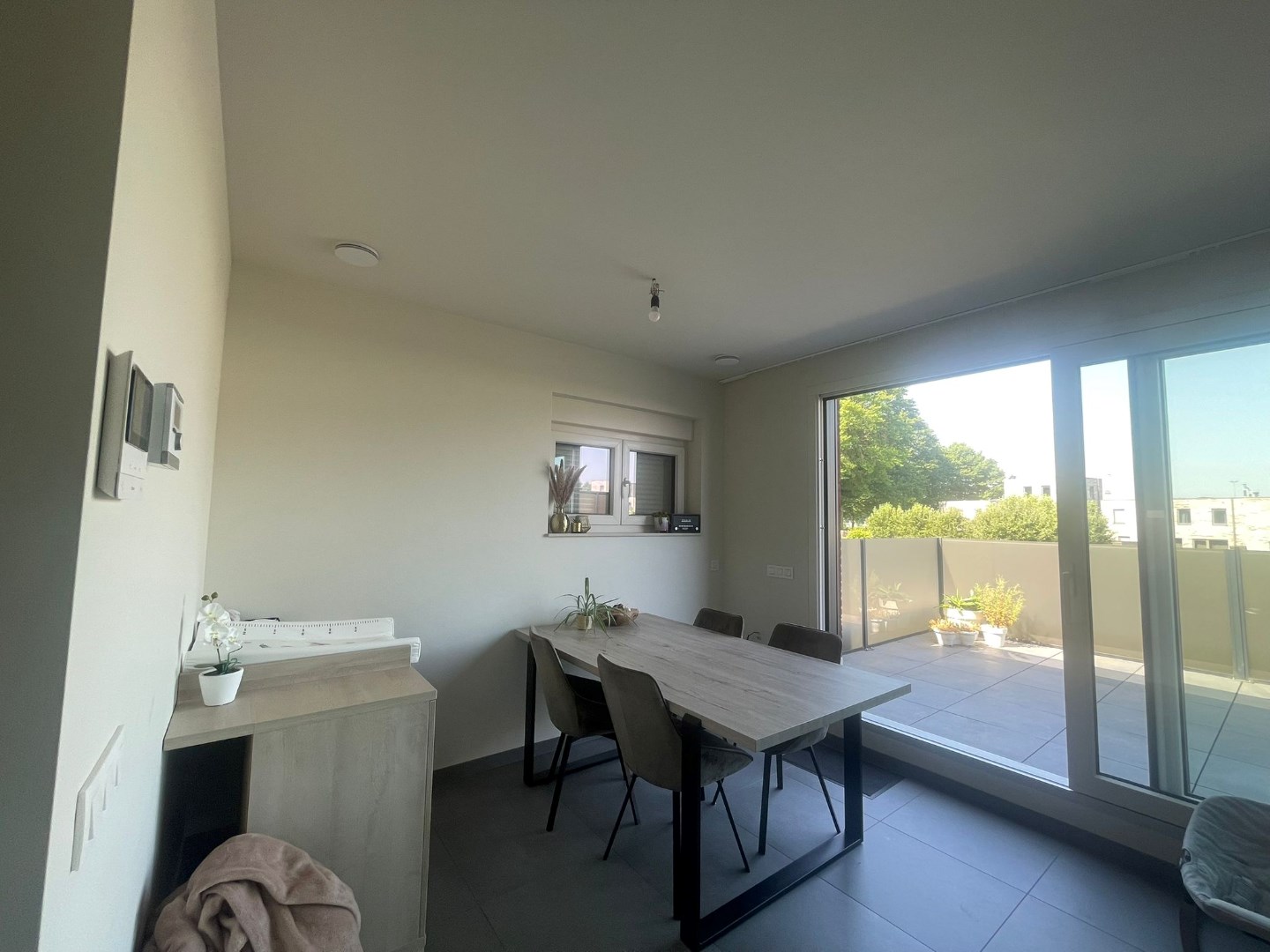 Ruim duplex appartement met 2 slaapkamers en carport te Geel! 