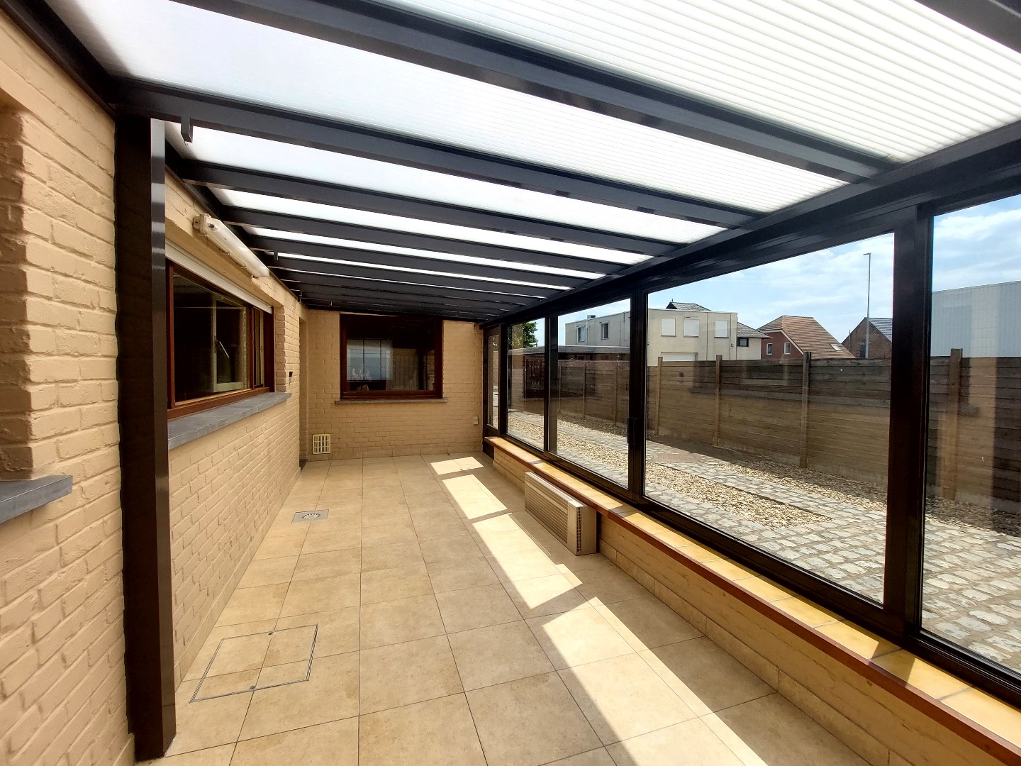 Halfopen bebouwing met ruime tuin en garage 