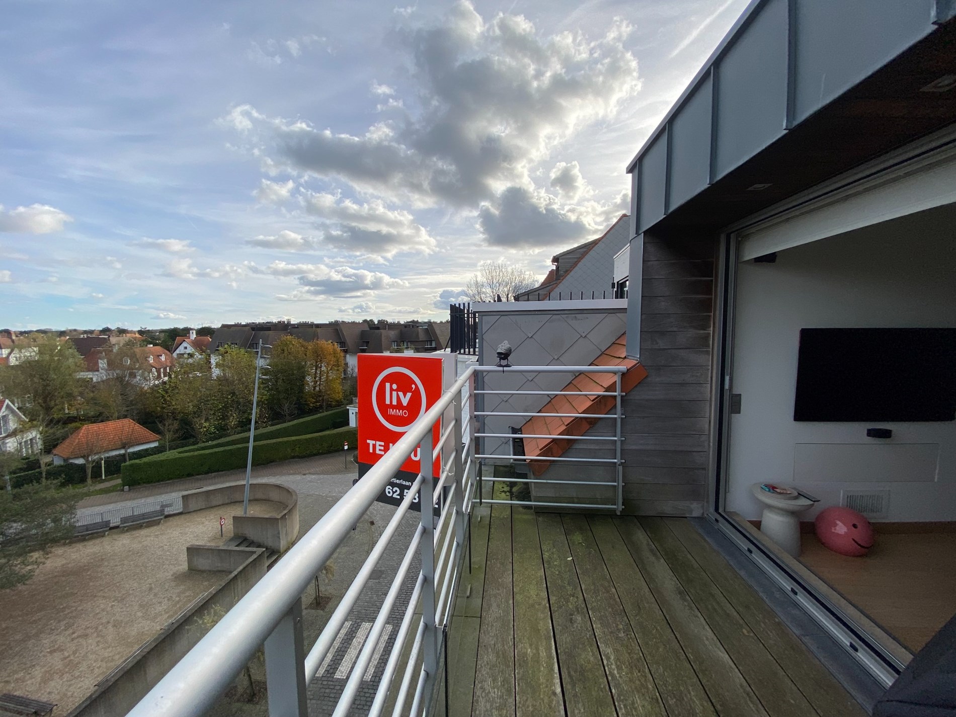 Ongemeubeld: Prachtige duplex met een open zicht op het Ijzerpark te Knokke. 