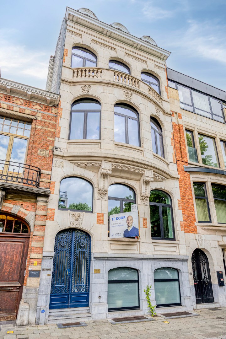 Prachtig herenhuis op de Tiensevest met mogelijkheid tot praktijkruimte - bewoonbare opp. 555 m&#178; 