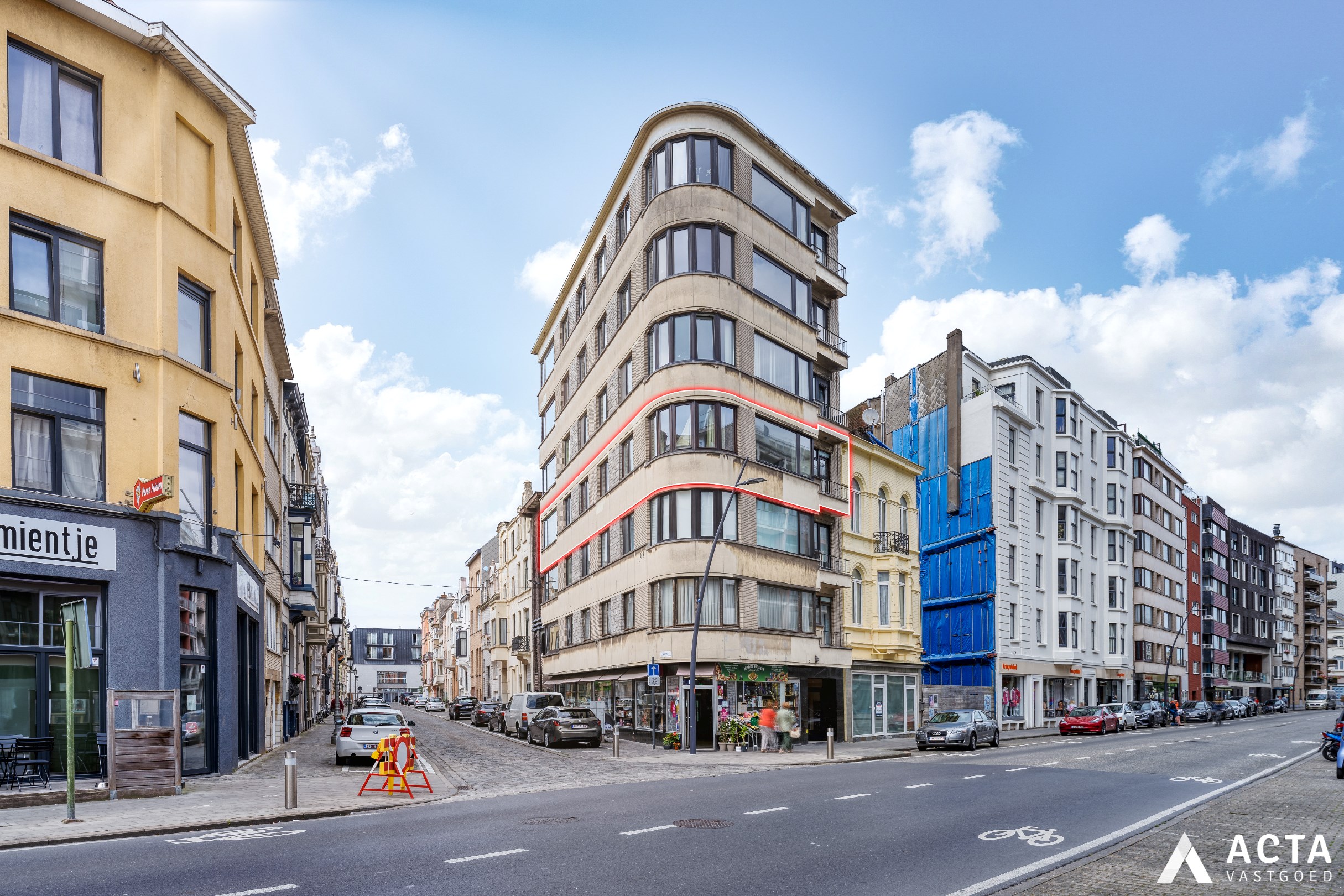 Gerenoveerd hoekappartement met twee slaapkamers nabij strand van Oostende 