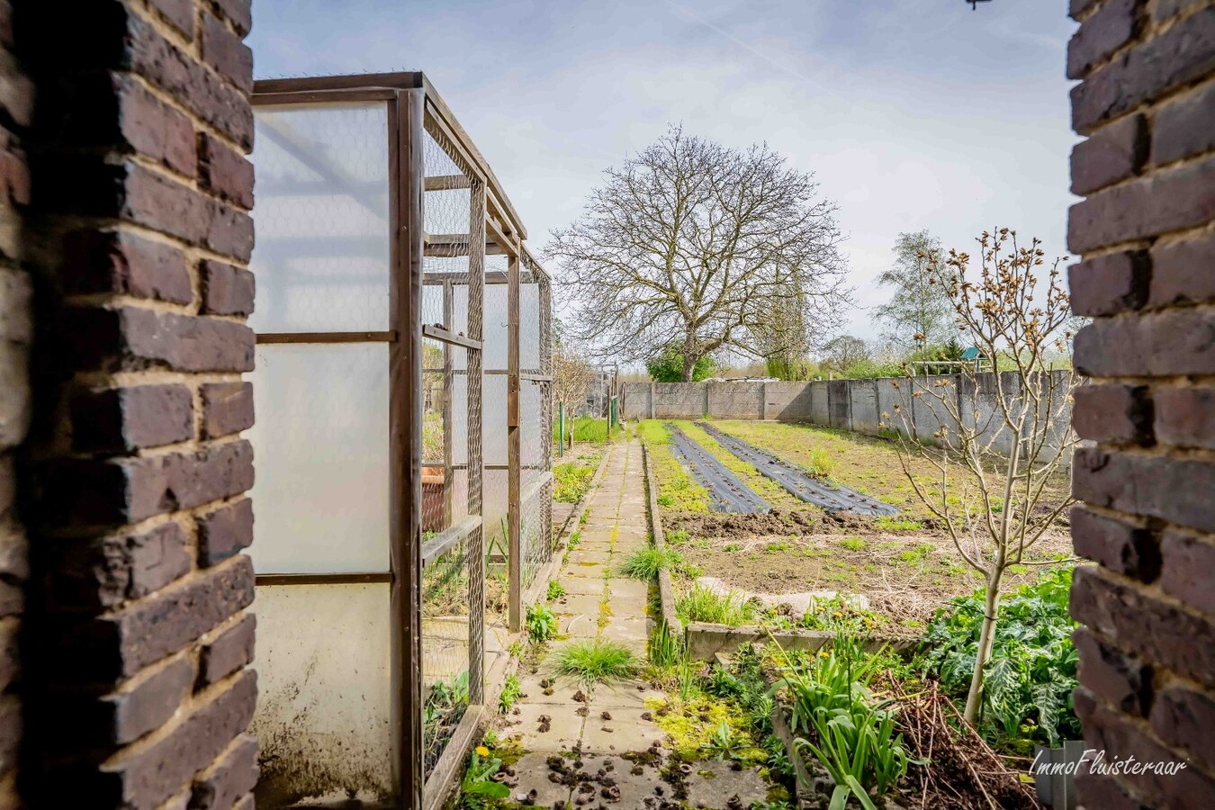 Maison &#224; r&#233;nover avec plusieurs d&#233;pendances et un pr&#233; sur env. 25 a &#224; Zoutleeuw 