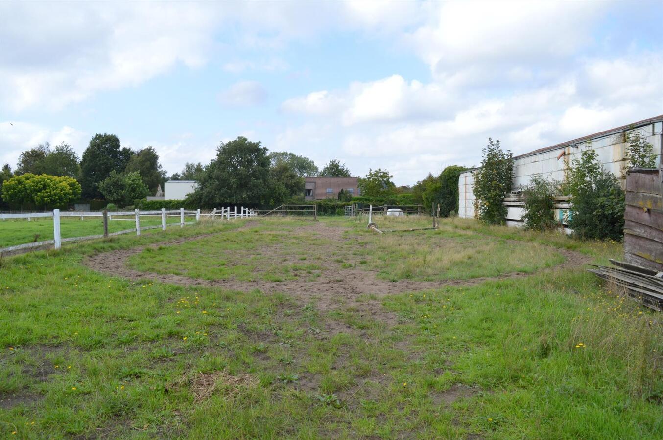 Manege met binnenpiste en 38 boxen op ca. 1,33ha te Destelbergen 