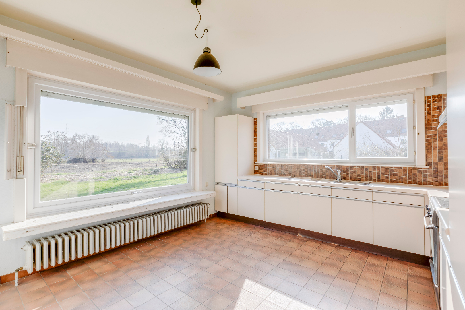 VERKOCHT ! Ruime villa (250m&#178;) op mooi stuk grond (912m&#178;) 