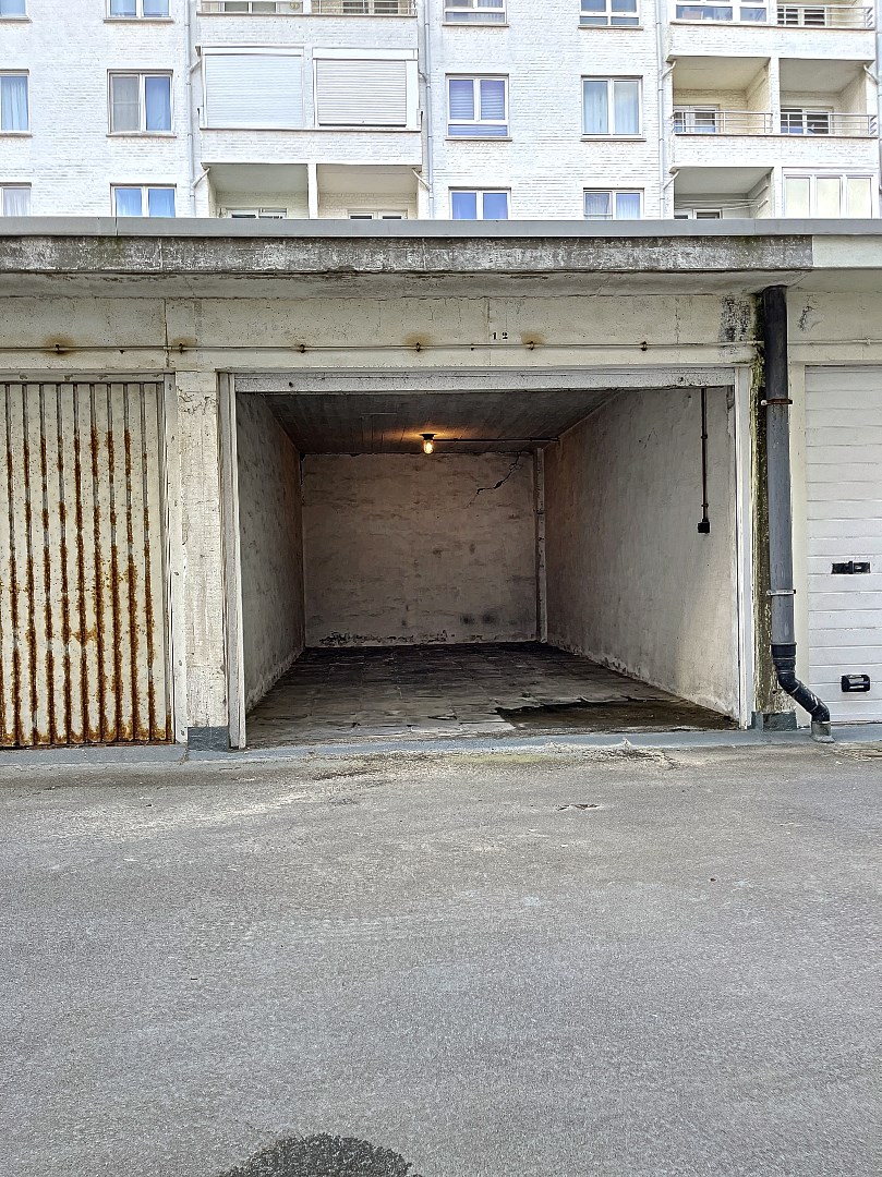 Gesloten garagebox op gelijkvloers 