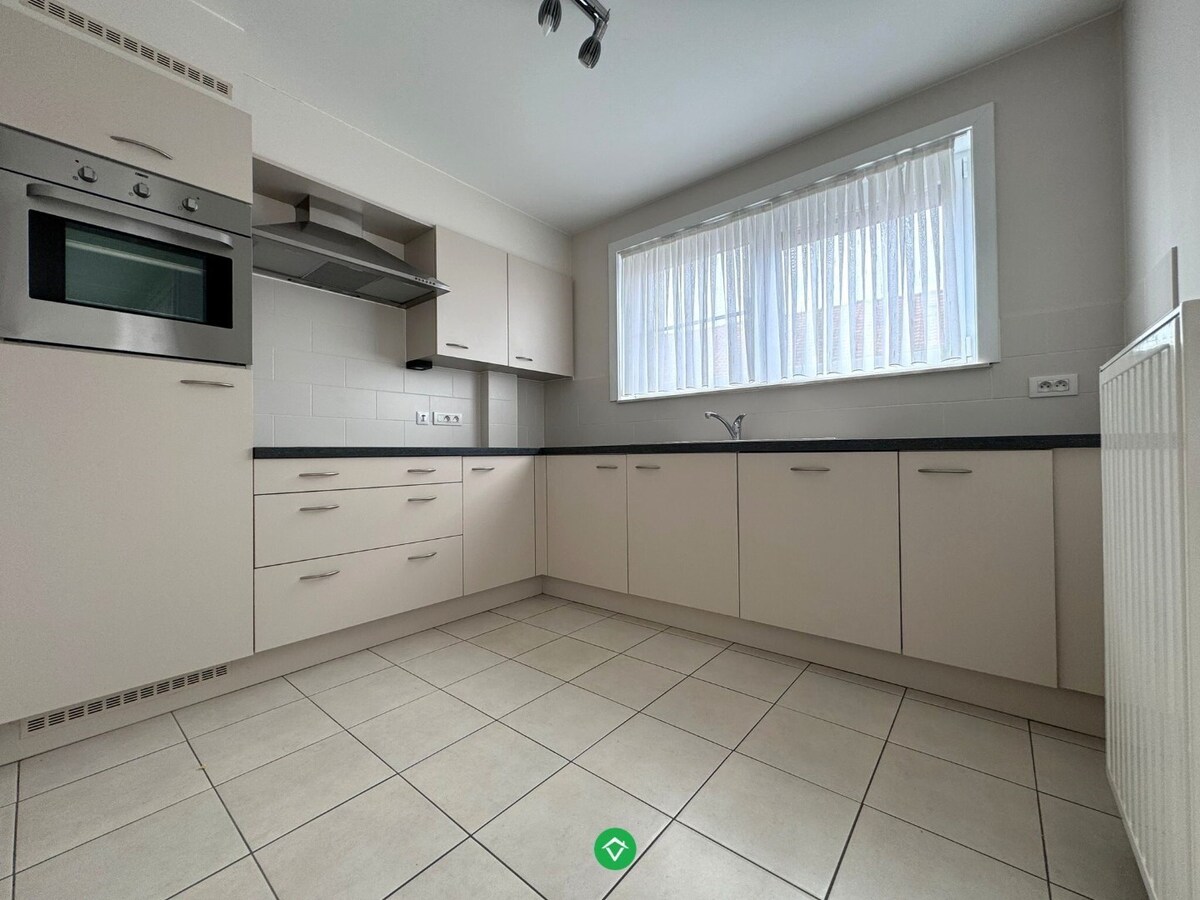 Appartement met 2 slaapkamers, terras en garage te centrum Roeselare 