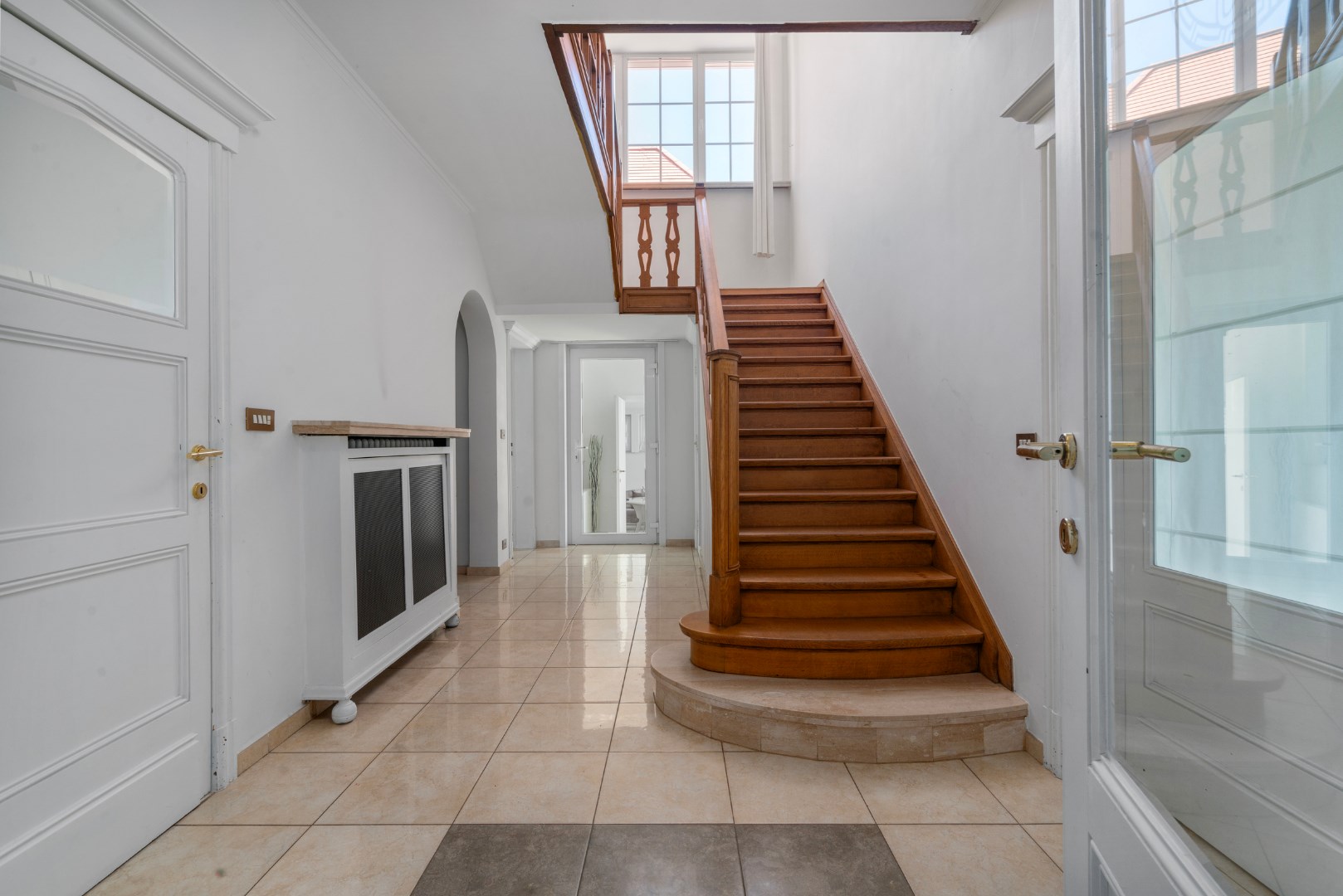 Stijlvolle villa met 5 slaapkamers op mooi perceel van 1325m&#178; 