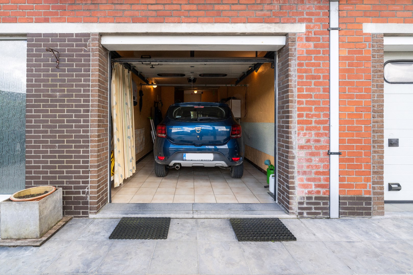 Inpandige garage met automatische sectionaalpoort
