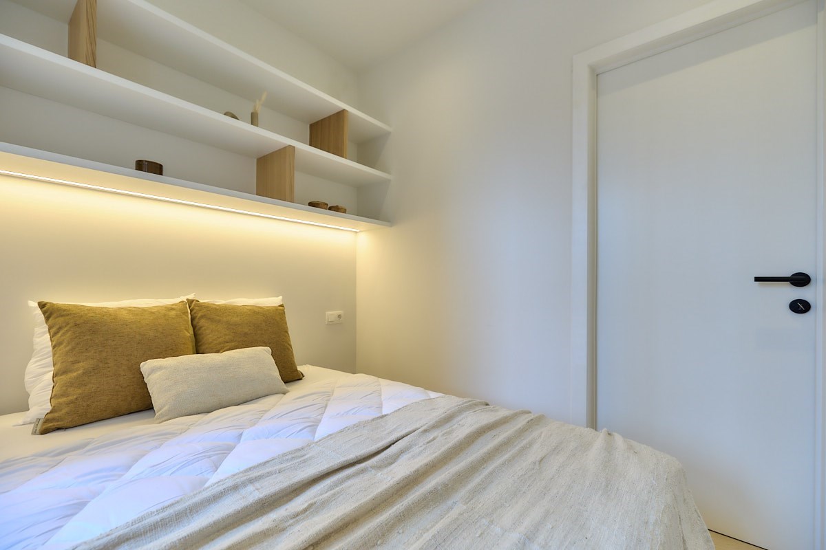 Volledig gerenoveerd appartement met 4 slaapkamers centraal gelegen in centrum van Knokke nabij de Dumortierlaan met zijdelings zeezicht. 