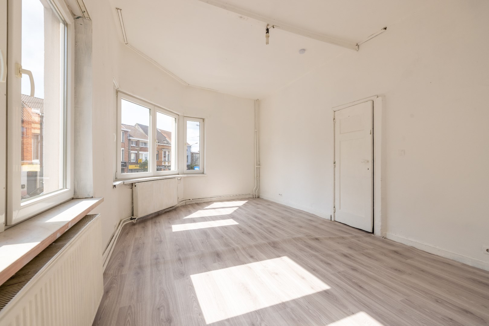 Te Renoveren Hoekwoning met Handelsgelijkvloers op Edmond Van Beverenplein 9, Gent 