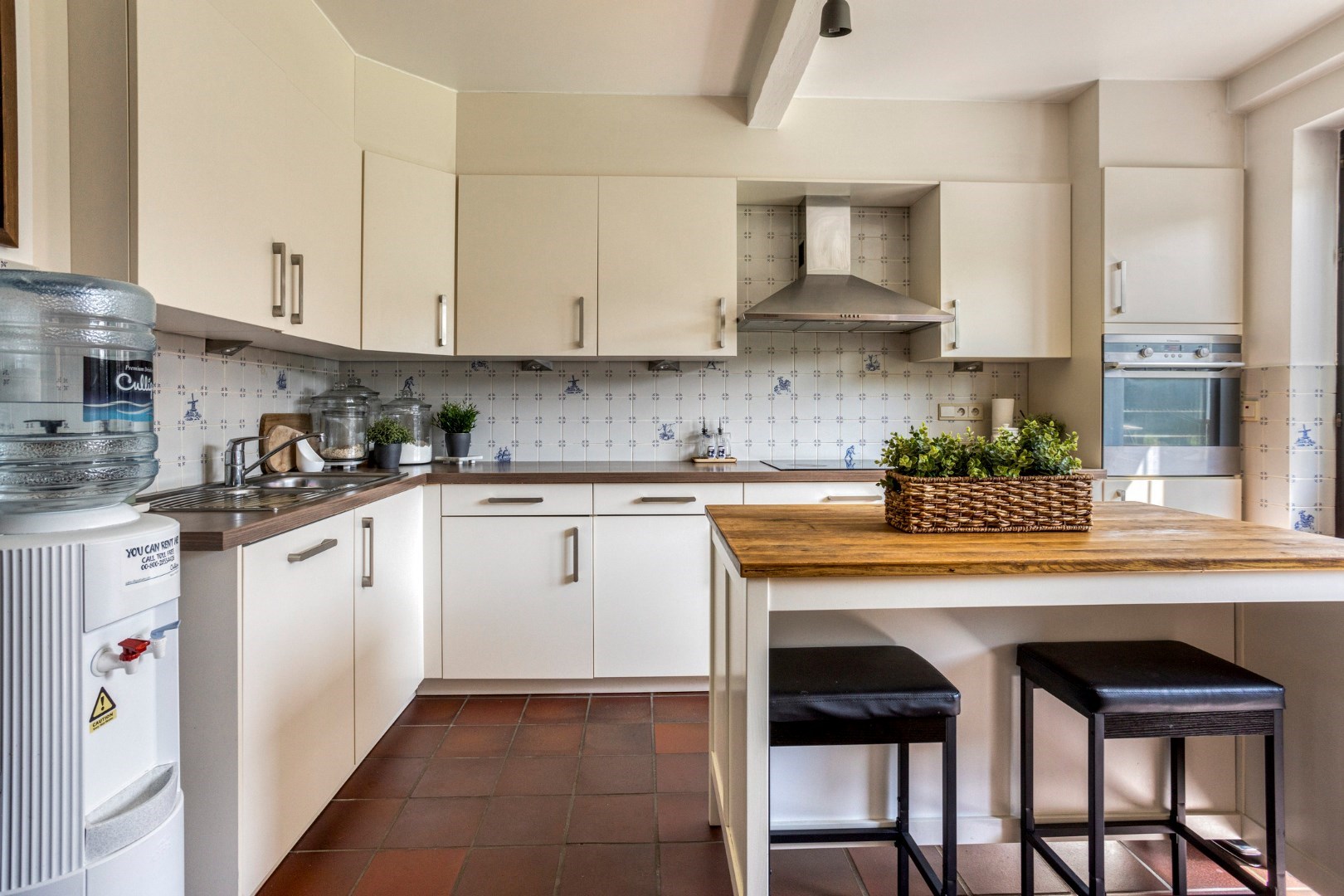 Rustig gelegen open bebouwing met 5 slaapkamers, 3 badkamers, dubbele garage en zonnige tuin in Tervuren – EPC 201 kWh/m&#178; – bewoonbare oppervlakte 339 m&#178; 