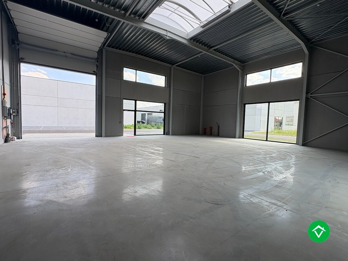 Loods te koop – 229 m&#178; met 3 parkeerplaatsen inbegrepen te Ichtegem 