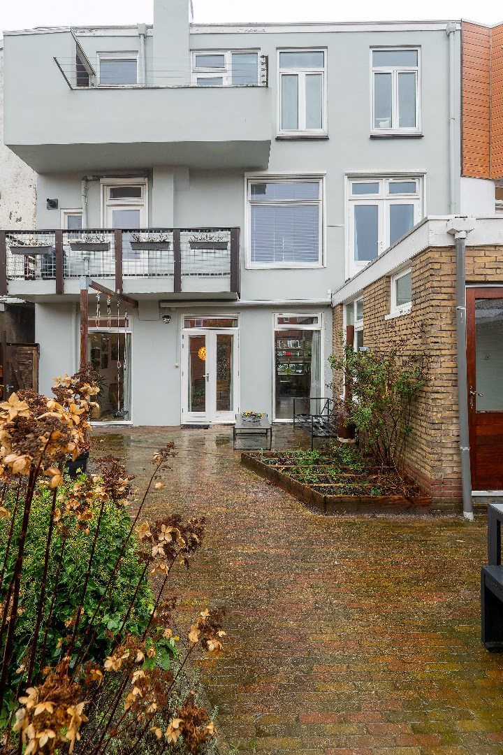 Royaal en sfeervol wonen dat doe je in deze compleet gerenoveerde samengevoegde woning aan het Nassauplein! Door de samenvoeging van twee woonlagen ervaar je verassend veel ruimte en licht. 