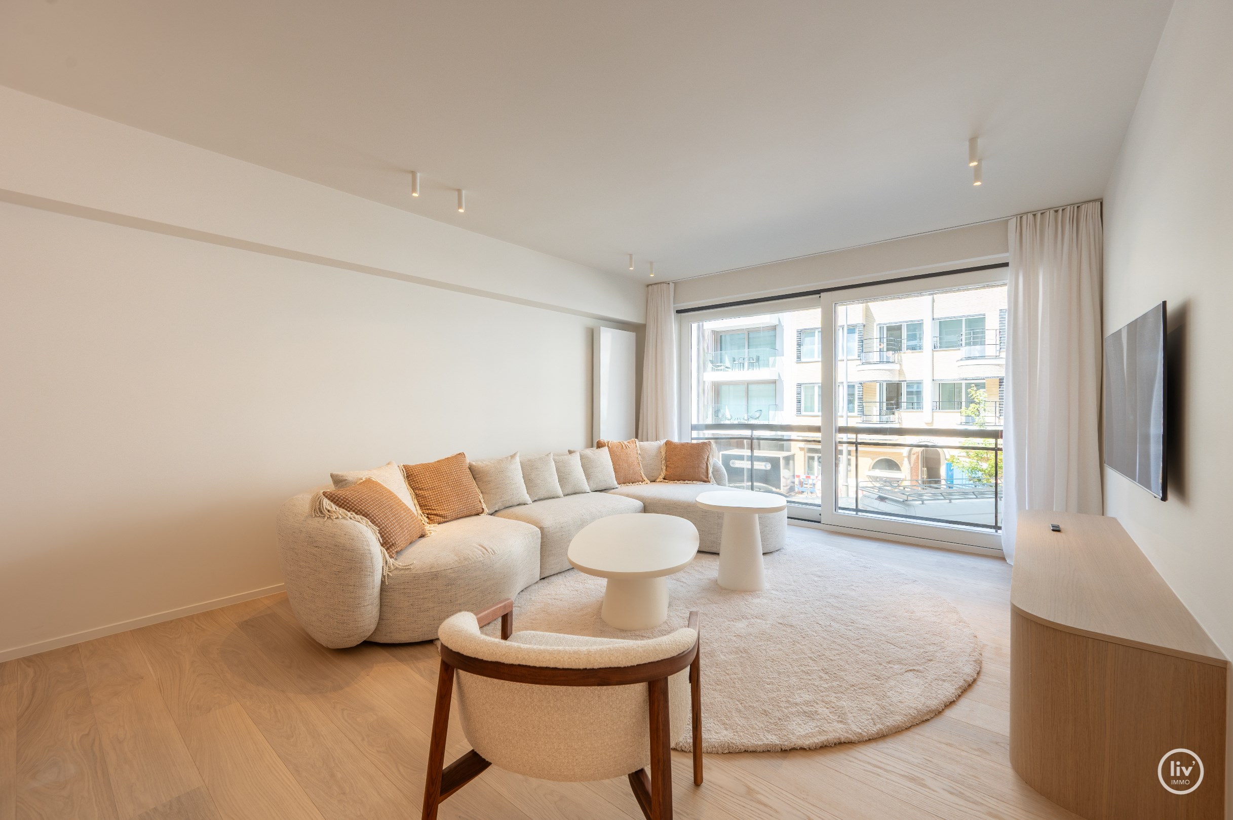 Gezellig gerenoveerd 3 slaapkamerappartement centraal gelegen op de P.Parmentierlaan te Knokke met ruim terras. 