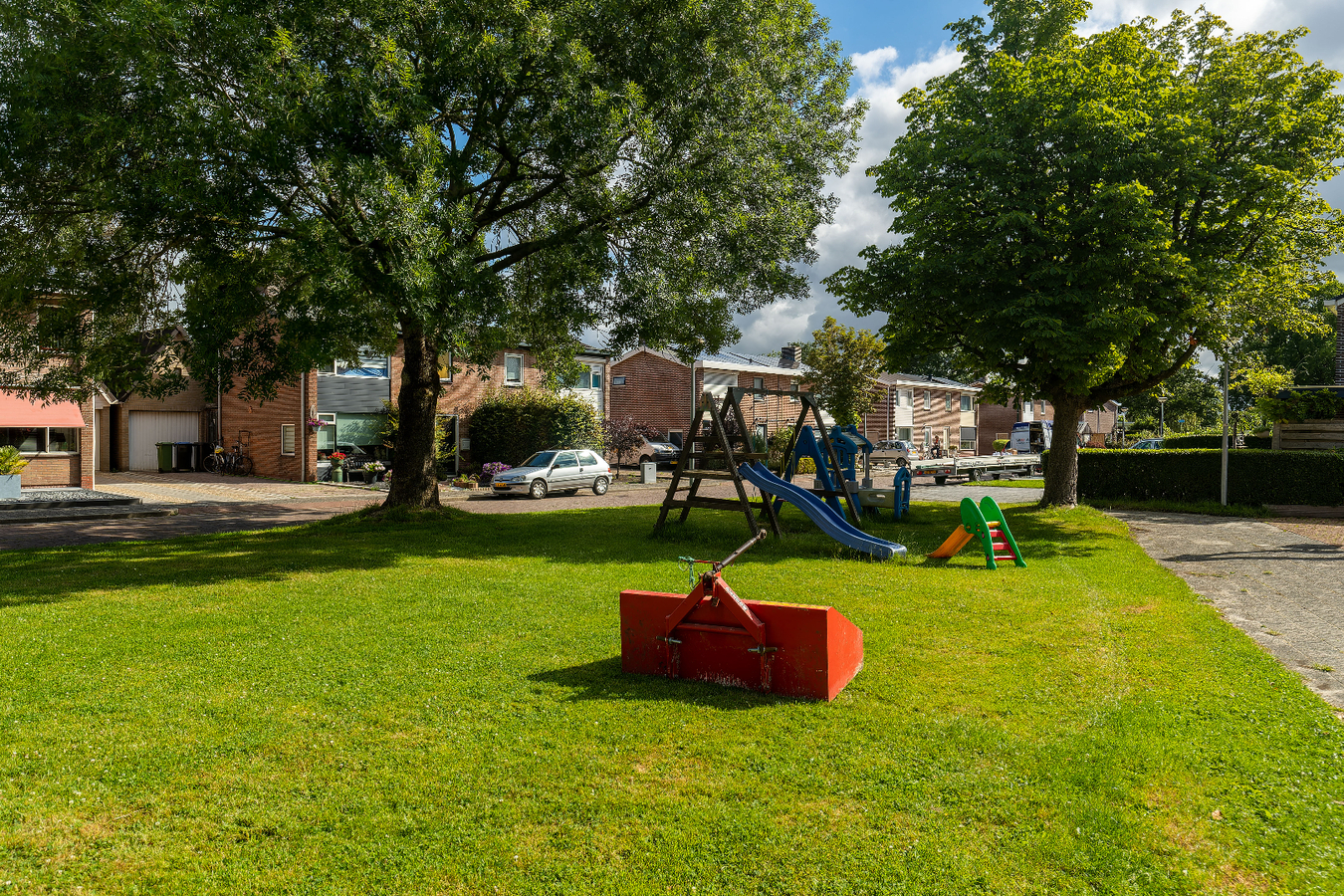 Deze riante twee-onder-een-kapwoning is gelegen in een rustige en kindvriendelijke buurt in Zuidbroek 