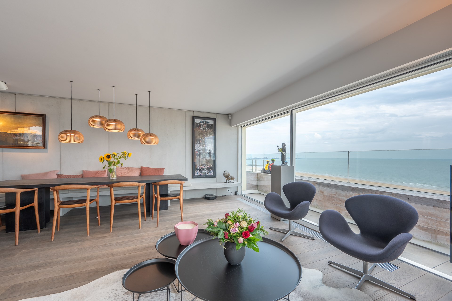 Luxe hoekappartement met panoramisch zeezicht en royale terrassen 