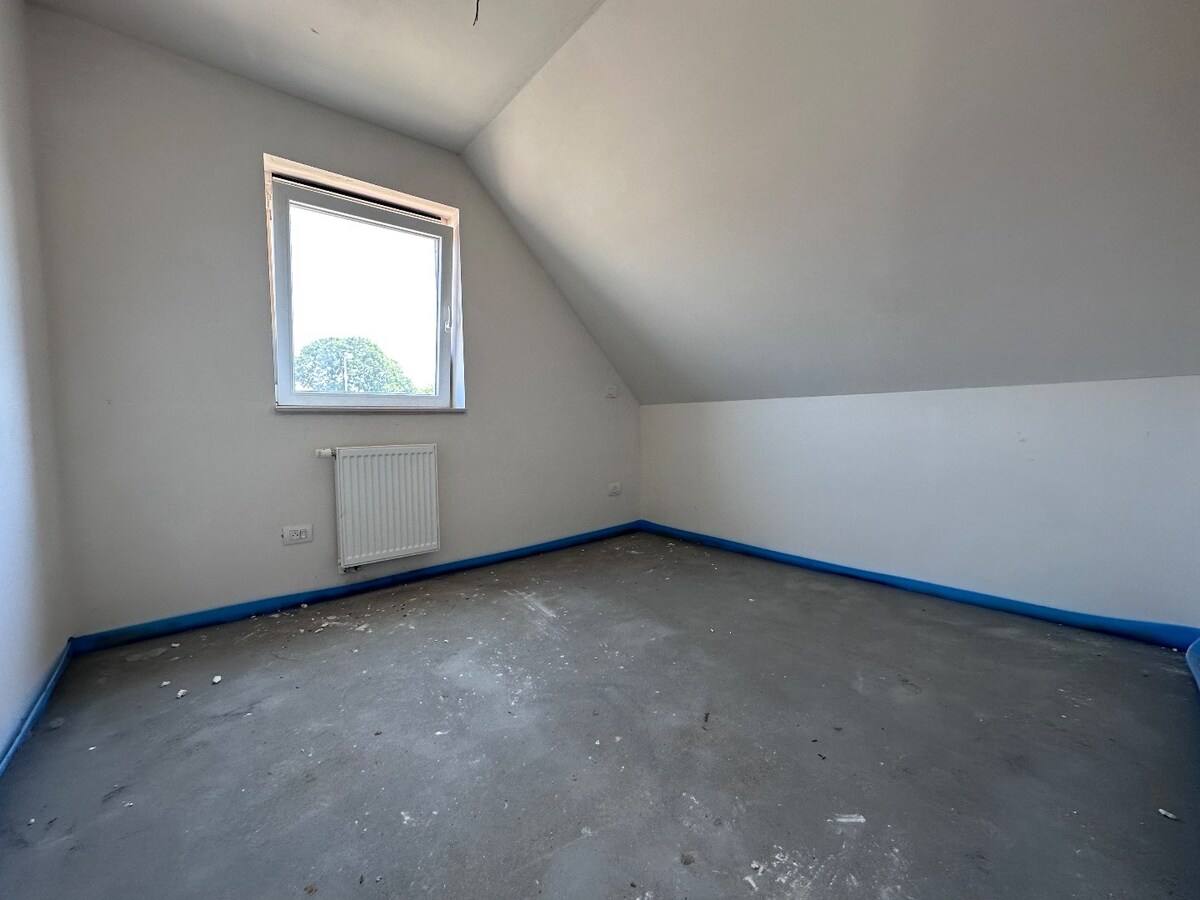 Nieuwbouwwoning met 4 slaapkamers en garage te Eernegem 